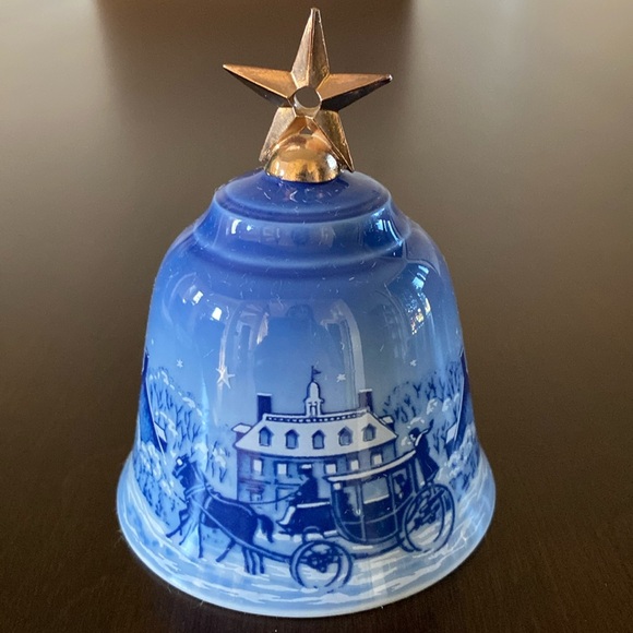 Christmas in Williamsburg First Edition Bell - Christmas in America Collection - Picture 1 of 6
